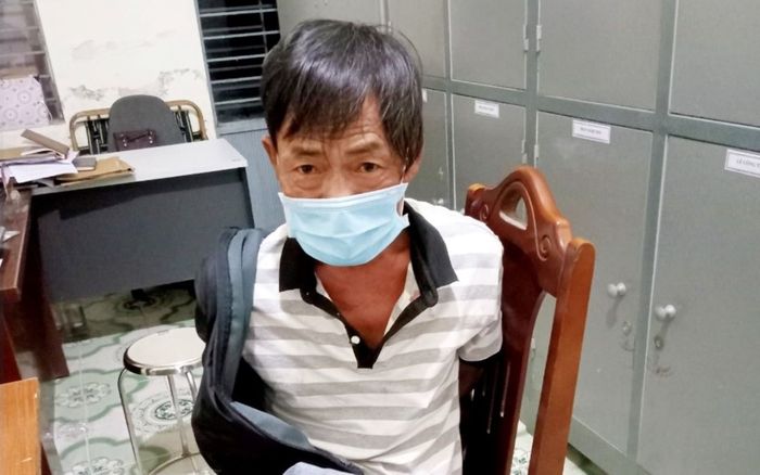 Bị kiểm tra, người đàn ông say xỉn vác gậy tấn công cảnh sát gây thương tích