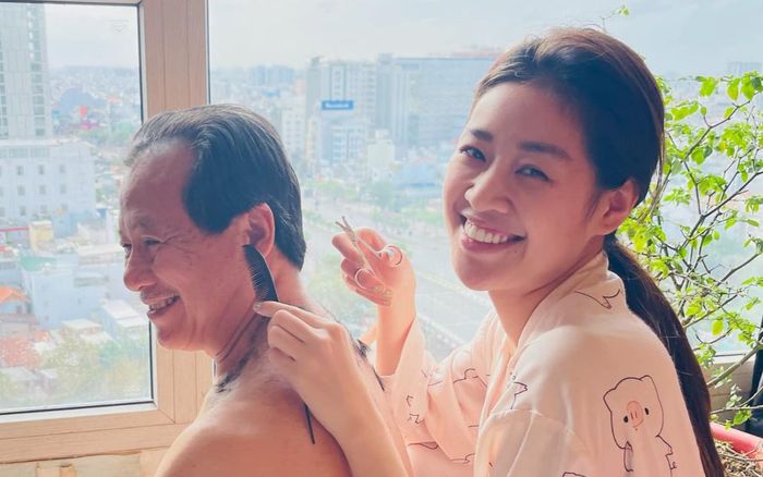 Hoa hậu Khánh Vân trổ tài cắt tóc cho bố trong mùa dịch: Xứng danh nàng hậu nhiều tài lẻ trong showbiz