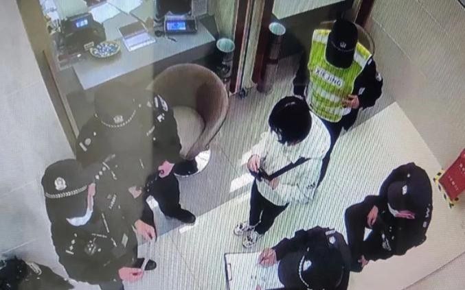 Bị cảnh sát 'hỏi thăm' khi rút 74 tỷ do bạn trai tặng, cô gái sốc nặng về thân phận thật của người yêu