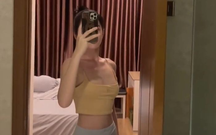 Tình trẻ của chồng cũ Lệ Quyên mặc đồ ngắn trên bó dưới khoe vóc dáng 'cực ngọt'