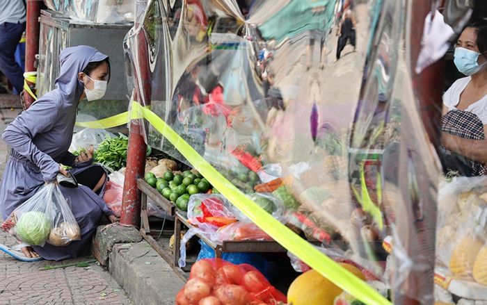 Hà Nội: Các gian hàng chợ dân sinh quây kín nilon, tránh tiếp xúc trực tiếp để phòng dịch Covid-19