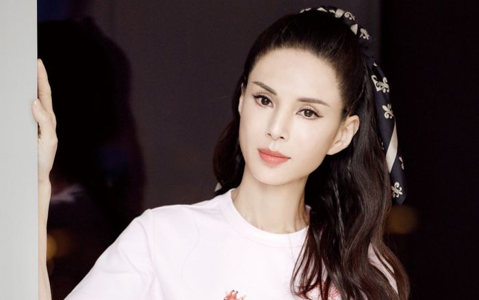 Lý Nhược Đồng gây 'lú' cho fan khi cosplay cổ trang ở tuổi 54