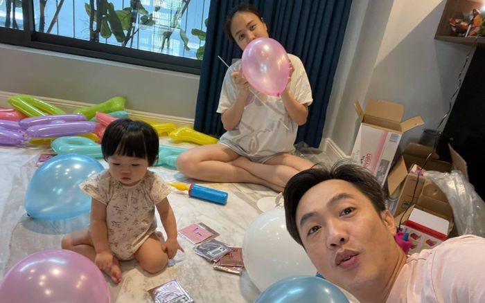 Cường Đô La - Đàm Thu Trang tự tay trang trí tiệc thôi nôi cho bé Suchin