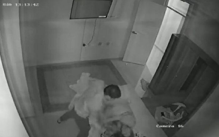 Thấy vợ cũ dẫn bạn trai về nhà ân ái, gã chồng nổi cơn điên dùng dao đâm vào người vợ nhiều nhát