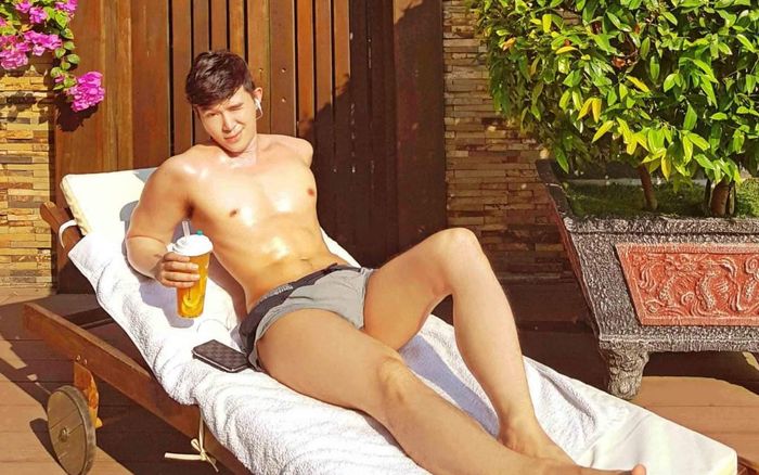 Nathan Lee tiếp tục làm dân tình 'chảy máu mũi' khi diện quần bơi hàng hiệu, khoe body nam thần