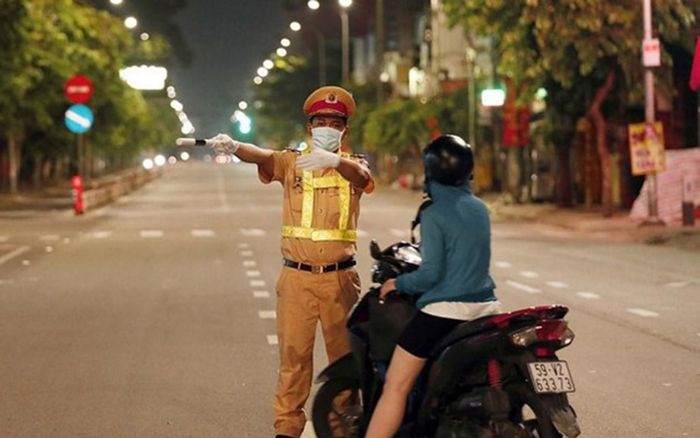 TP. HCM quy định 5 trường hợp được phép ra đường sau 18h mỗi ngày