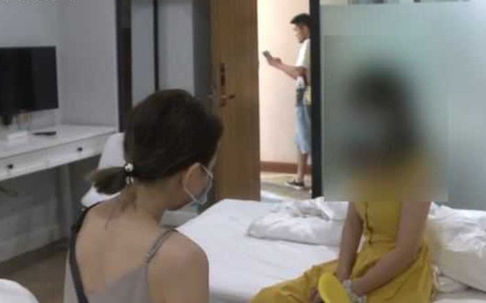 Ngủ khoả thân trong phòng khách sạn, hai cô gái sợ thót tim khi người đàn ông mở cửa vào phòng giữa đêm