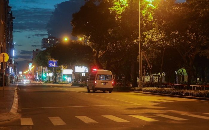 Đường phố Sài Gòn vắng vẻ sau 18h