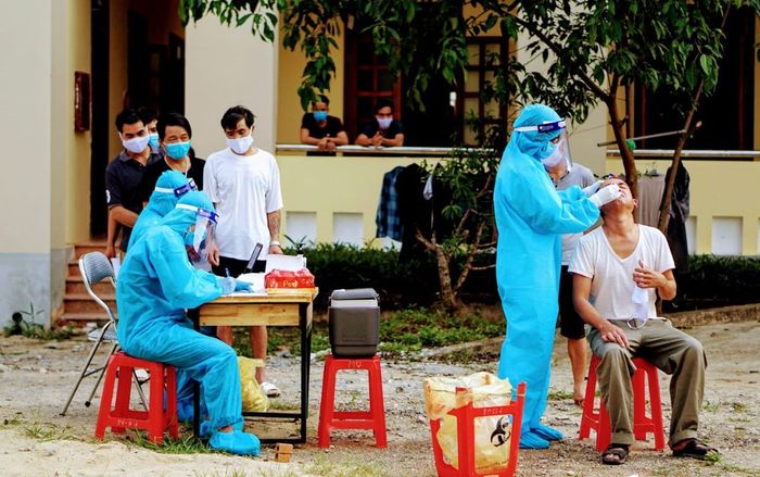 Nghệ An: 2 nhân viên y tế tiếp xúc với tài xế đường dài dương tính với Covid-19