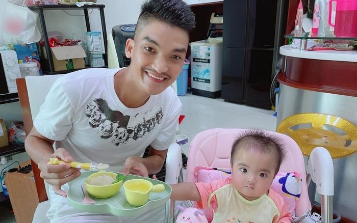 Con gái Mạc Văn Khoa 'căng đét' khi bố cho ăn, trái ngược khi chơi cùng mẹ