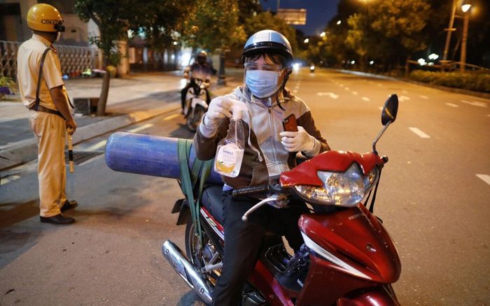 Cay khóe mắt câu chuyện người đàn ông ra đường sau 18h để chở bình oxy cứu con