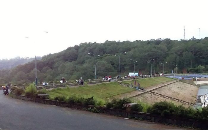 Đà Lạt: Nhóm 14 thanh thiếu niên tụ tập vui chơi bên hồ giữa mùa dịch COVID-19