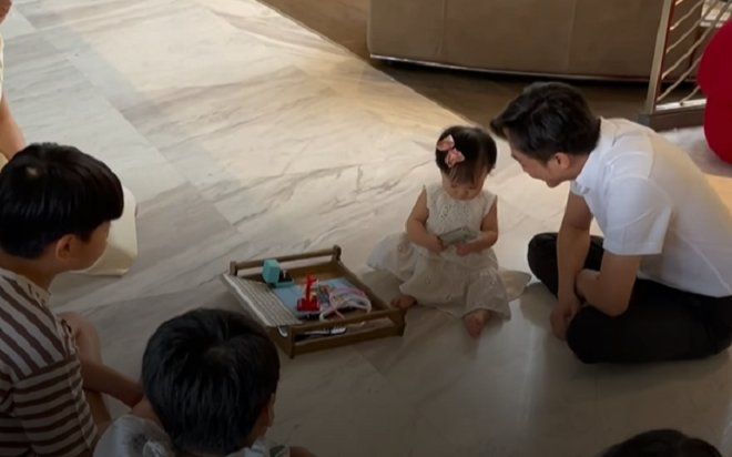 Clip: Xứng danh 'hổ phụ sinh hổ tử', con gái Cường Đô La 'một phát bốc trúng' ngoại tệ tại tiệc thôi nôi