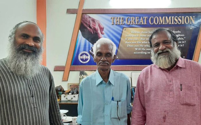 Người đàn ông 'đã chết' 45 năm trước bất ngờ trở về khiến cả gia đình ngỡ ngàng