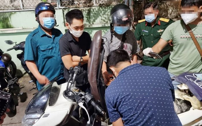 Ra đường sau 18h để mua ma túy, nam thanh niên bỏ lại cả bạn gái để chạy trốn khi bị kiểm tra