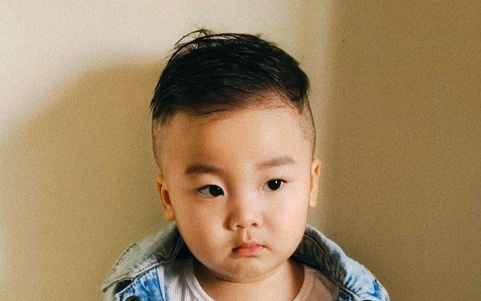 Hòa Minzy tự cắt tóc cho con trai ở nhà, tưởng được khen ai ngờ bị ông xã chê 'tơi bời'