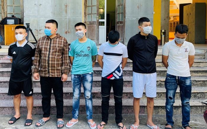 Không đòi được tiền, mang vòng hoa tang đặt trước cửa nhà người thân của con nợ để 'khủng bố'