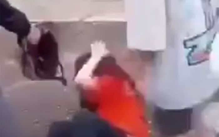 Nữ sinh bị bạn dùng mũ bảo hiểm đánh dã man vì nói chuyện 'ngang hàng phải lứa' trên Facebook