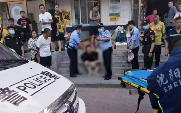 Thấy bạn gái tay trong tay với tình mới, nam thanh niên lao vào tấn công cặp đôi ngay trên phố