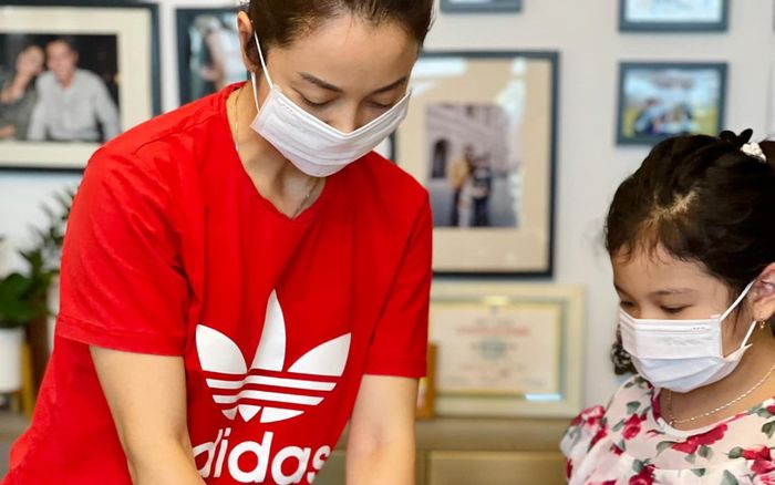 Hoa hậu Jennifer Phạm cùng con gái làm cơm từ thiện gửi lực lượng chống dịch