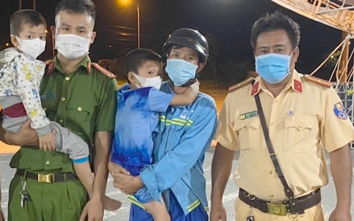 Nhớ cha, hai đứa trẻ đi bộ từ Hậu Giang đến Cần Thơ để tìm gặp nhưng bị lạc đường