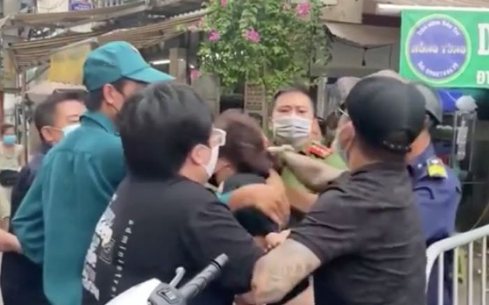 Hà Nội: Sẽ phạt kịch khung cặp vợ chồng 'thông chốt', đánh công an ở chợ Yên Phụ