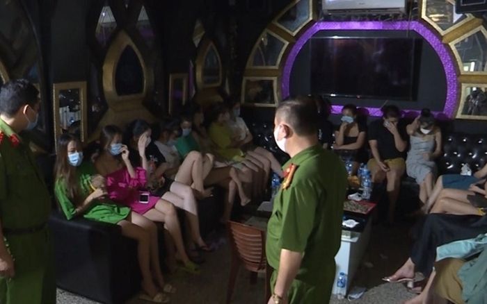 Phạt chủ quán và 30 khách hát karaoke 75 triệu đồng, yêu cầu cách ly y tế tại quán