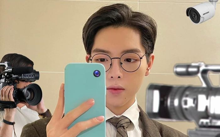 Cứ selfie là bị hỏi camera đâu, Đức Phúc được fan 'lắp' hẳn mấy cái để 'cà khịa' ngược lại netizen