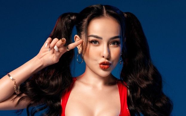 Ngân 98 khoe vòng 1 không tì vết, 'con bướm hồng' trong bức ảnh khiến dân tình tò mò