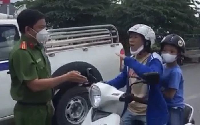 Xử lý người phụ nữ vi phạm, cán bộ công an chỉ nói 1 từ đầy uy lực khiến dân mạng hết sức đồng tình