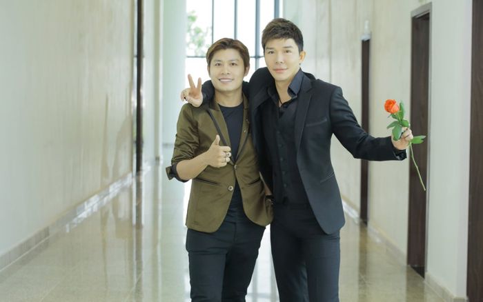 Nguyễn Văn Chung nhập hội 'fan cuồng' Nathan Lee, còn tặng cả quà 'rất gì và này nọ'!