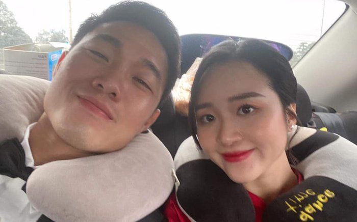 Bà xã Xuân Trường xuất hiện với vòng 2 lấp ló, nhiều người dự đoán chàng tiền vệ sắp làm bố