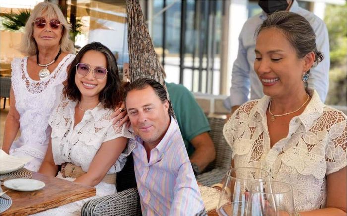 Hoa hậu Ngọc Khánh mặc giản dị ăn mừng sinh nhật bên cạnh chồng Tây