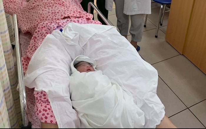 Cảm kích các chiến sĩ công an giúp đỡ khi sinh con, sản phụ quyết định đặt cái tên đặc biệt cho em bé