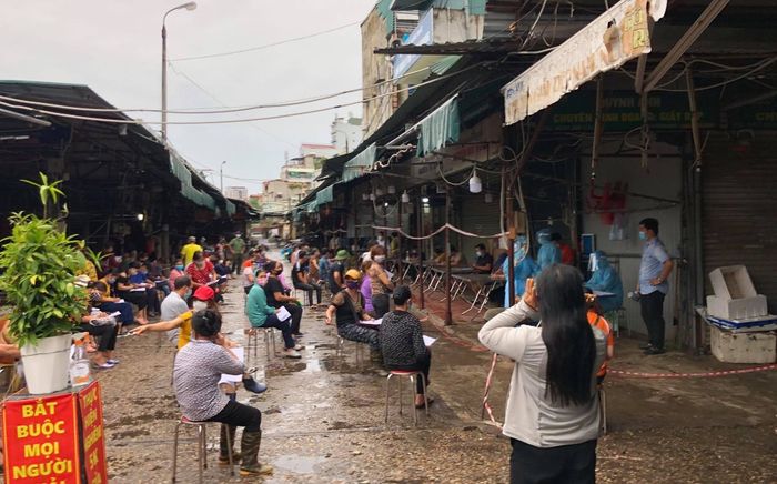 Hà Nội: Tạm dừng hoạt động chợ Phùng Khoang sau khi phát hiện người bán rau dương tính SARS-CoV-2