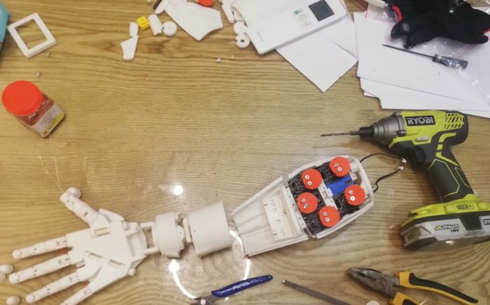 Cánh tay robot dùng công nghệ AI giá 1 triệu đồng của sinh viên