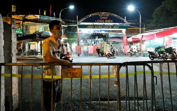 Phong tỏa chợ Long Biên ngay trong đêm do liên quan tới ca dương tính SARS-CoV-2