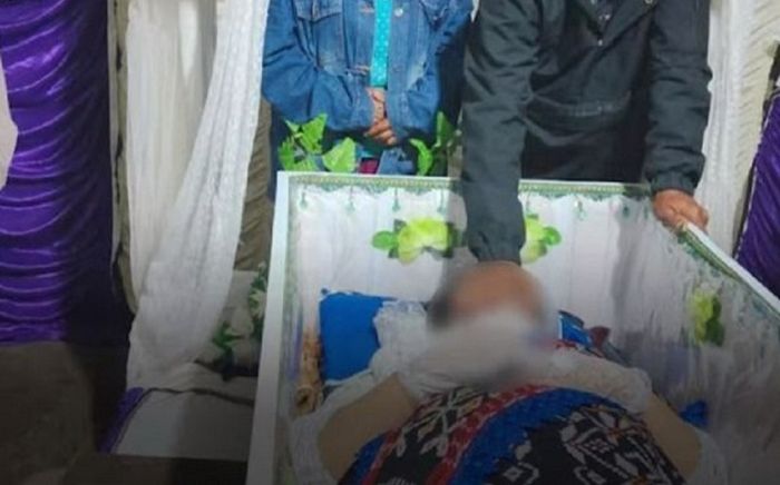 Cô dâu đột ngột qua đời trước hôn lễ, đám cưới bỗng chốc thành đám tang