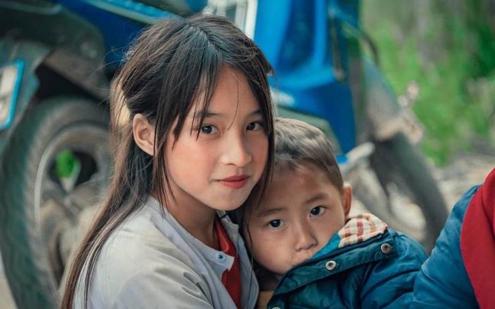 Bé gái Hà Giang 'gây sốt' cộng đồng mạng vì quá đỗi xinh đẹp
