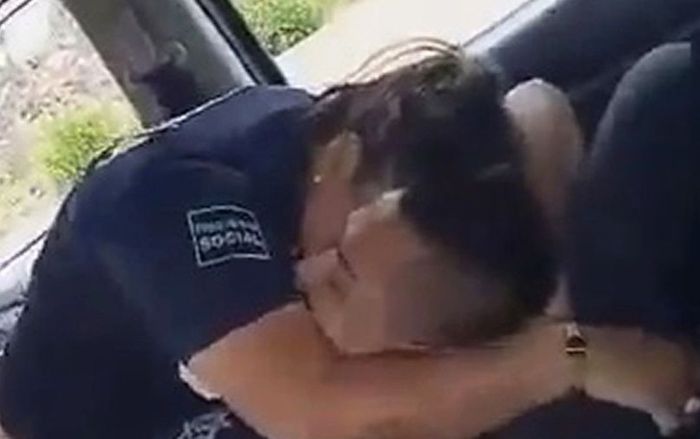 Cặp đôi cảnh sát bị bắt quả tang 'ân ái' trong ô tô