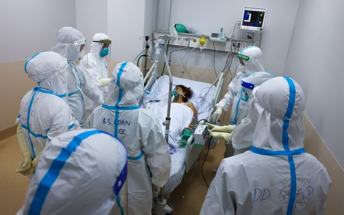 Bên trong Bệnh viện Hồi sức Covid-19 TP.HCM, nơi các bác sĩ giành lại mạng sống từ tay 'thần chết'