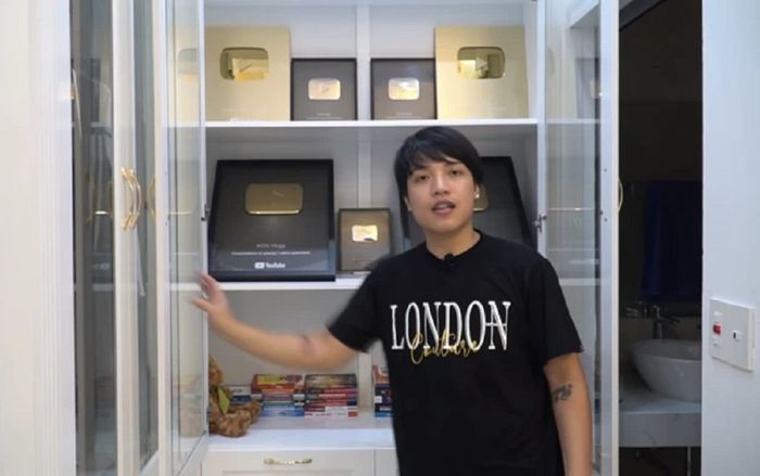 Kênh YouTube thường xuyên nhận 'gạch đá' của Việt Nam chuẩn bị đón nút kim cương danh giá