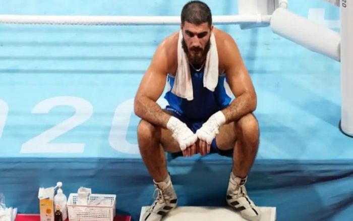 Phản đối trọng tài xử ép, võ sĩ đấm máy quay, ngồi lì trên sàn đấu cả tiếng đồng hồ