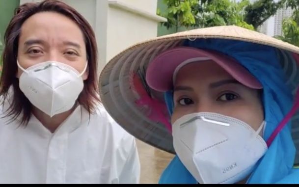 Chồng đội mưa làm từ thiện, Việt Hương xót xa: Ở Mỹ làm thầy giáo ngon lành, giờ khuân vác thấy thương