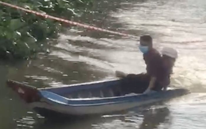 Phóng ghe vượt chốt phong tỏa và xúc phạm lực lượng chức năng, nam thanh niên bị phạt 25 triệu đồng