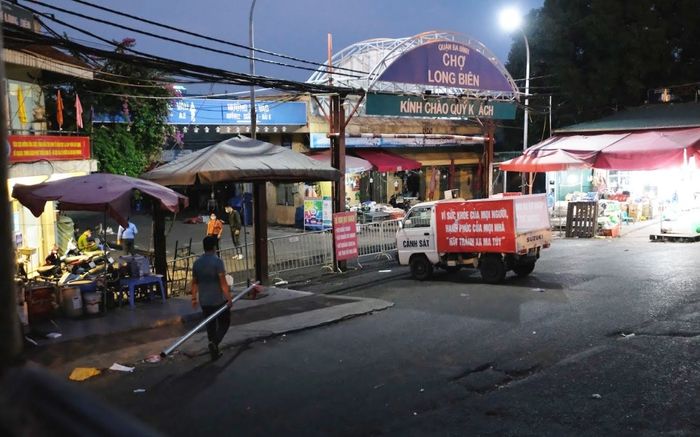 Chùm ảnh: Hà Nội phong tỏa chợ Long Biên sau khi phát hiện một ca F0