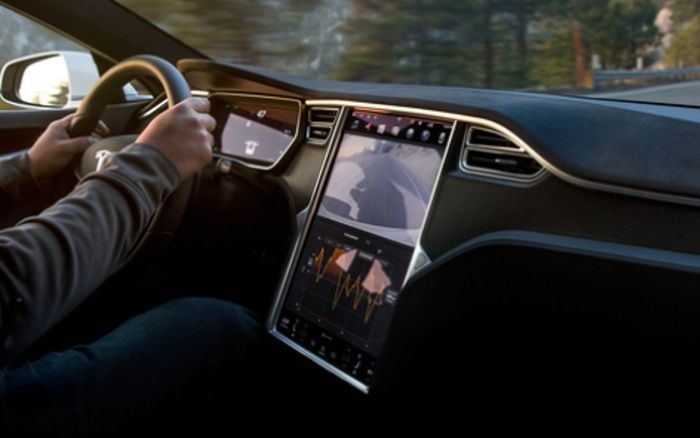 Phát hiện tài xế say rượu, hệ thống Tesla tự động dừng xe