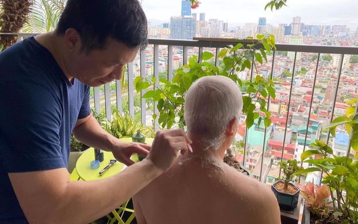 'Chuẩn chỉnh' người đàn ông của gia đình, Shark Hưng tỉ mỉ cắt tóc cho bố vợ