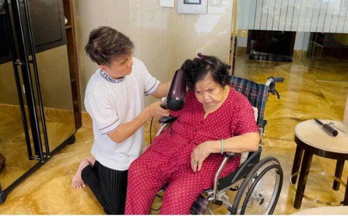 Đàm Vĩnh Hưng trổ tài uốn tóc cho mẹ, fans xuýt xoa khen ngợi 'thợ đẹp trai lại có tâm'