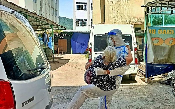 Bức ảnh anh lính trẻ bế cụ bà F0 đi điều trị với lời nhắn 'Má đừng ngại, cứ ôm lấy con' gây xúc động mạnh